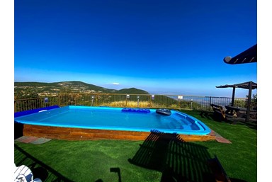 בקתות עץ בין העננים - הבריכה והנוף