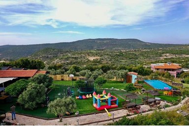 בקתות עץ בין העננים - הבריכה והנוף