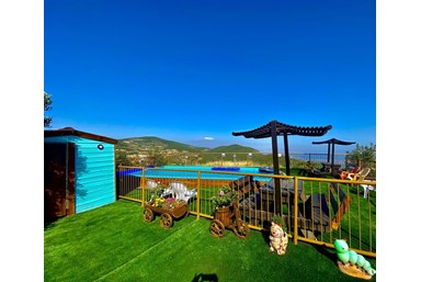 בקתות עץ בין העננים - הבריכה והנוף