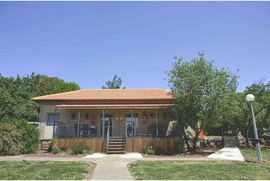 בקתות עץ -תיירות עין זיוון - לינת שטח (חאנים)