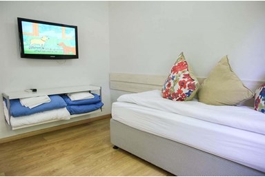 בקתות עץ -תיירות עין זיוון - חדרי כרמים 