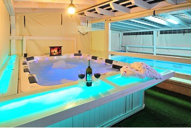 אצולת נתנאל - החצר והבריכה