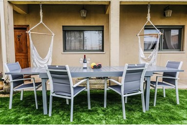 צימרים וילה במצוק - החצר  והסביבה