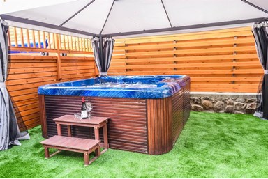 צימרים וילה במצוק - החצר  והסביבה