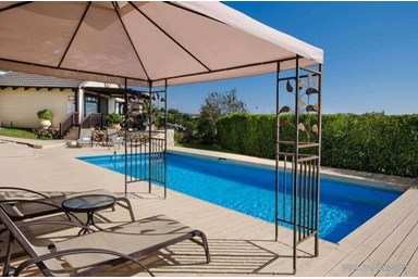 אחוזה בכרם - הבריכה והחצר