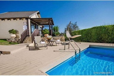 אחוזה בכרם - הבריכה והחצר