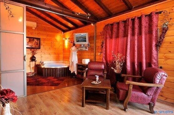 מרום הכרמל בקתות העץ (1).jpg