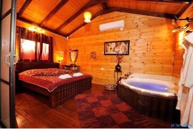 מרום הכרמל - בקתות העץ