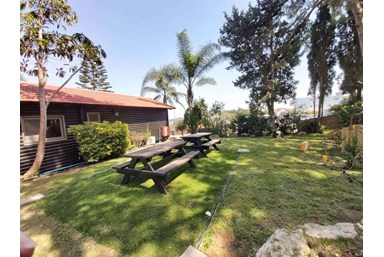 מרום הכרמל - החצר ומרפסת הנוף