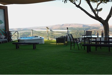 אהבה בגבהים  - החצר והבריכה