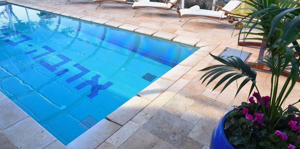 אהבה בגבהים החצר והבריכה (3).JPG