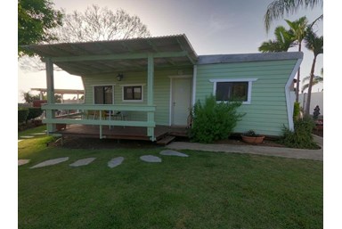 בקתות מול החורש - החצר והנוף