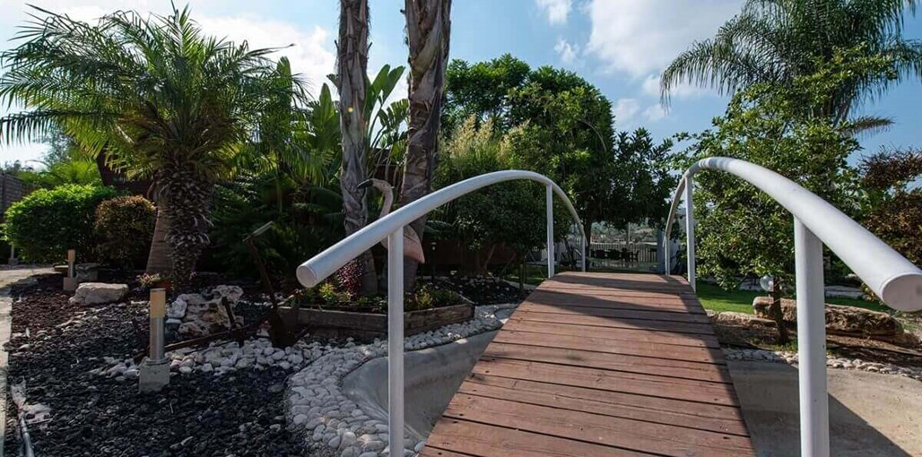 בקתות מול החורש בקתות מול החורש (2).jpg