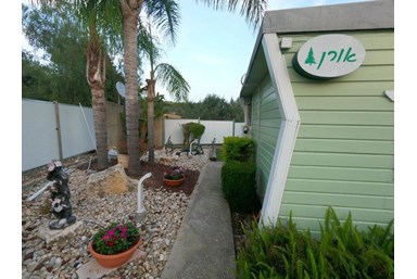 בקתות מול החורש - החצר והנוף