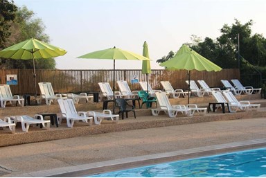 מלון אורחים נווה שלום - הבריכה