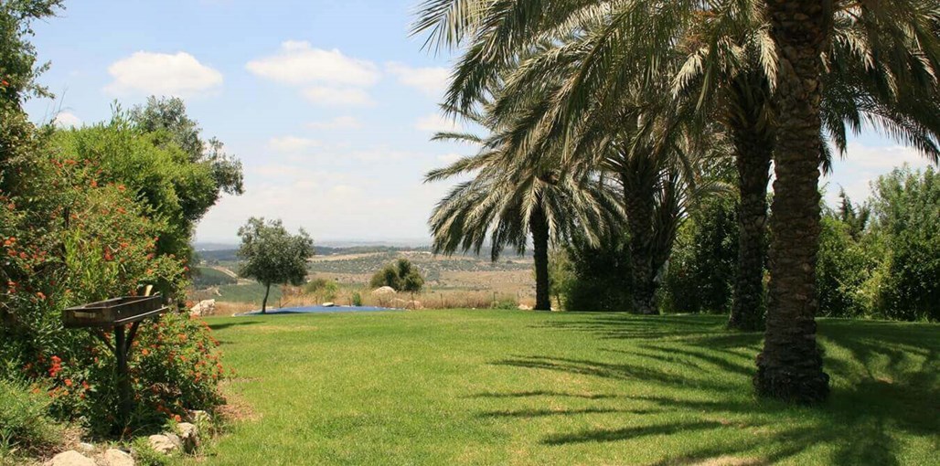 מלון אורחים נווה שלום חצר ונוף (4).JPG