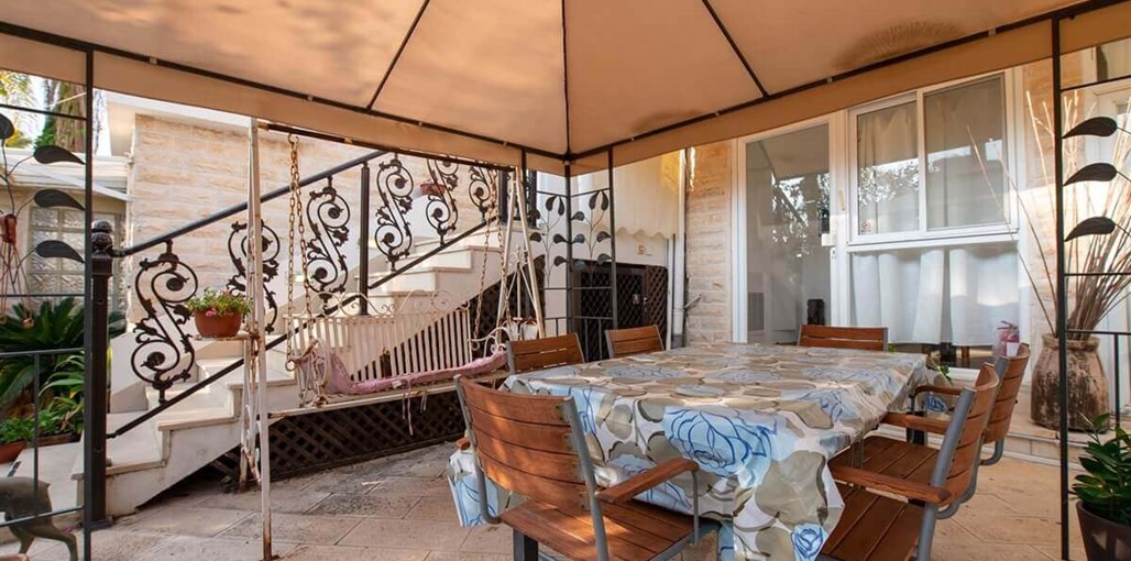 סוויטות חופים ליד הים זוגית עם גינה (3).jpg