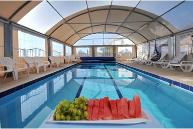 ים של נוף - הבריכה והחצר