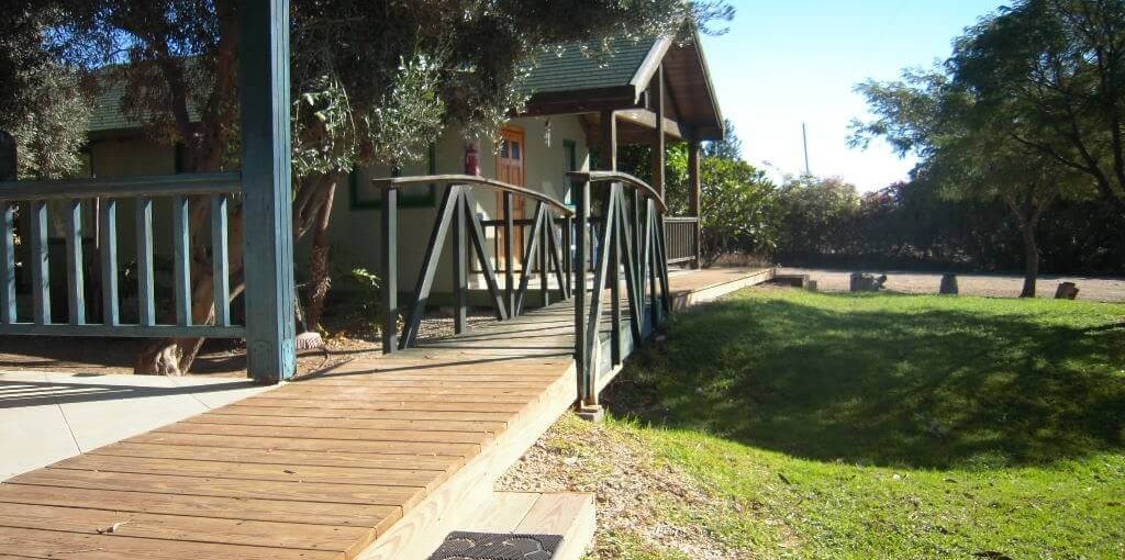 צימרים בכרם הזיתים החצר והבריכה (21).jpg