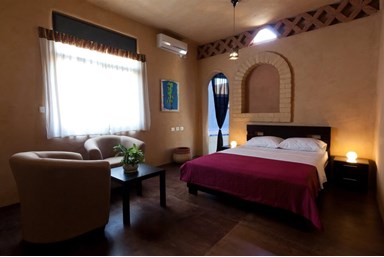 על גג המדבר  - וילת על קו הנוף