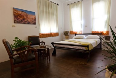 על גג המדבר  - וילת על קו הנוף