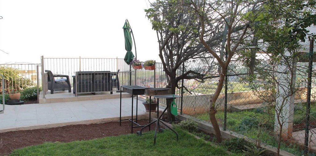 בית מהלר - נוף לכנרת החצר (3).jpg