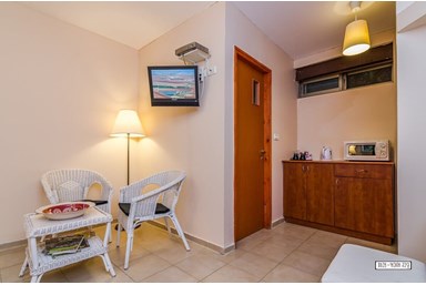 מול היער  - חדר ערבה וברוש