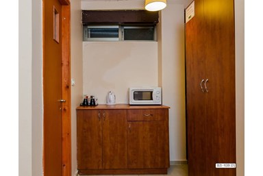 מול היער  - חדר ערבה וברוש