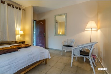 מול היער  - חדר אלון ודקל