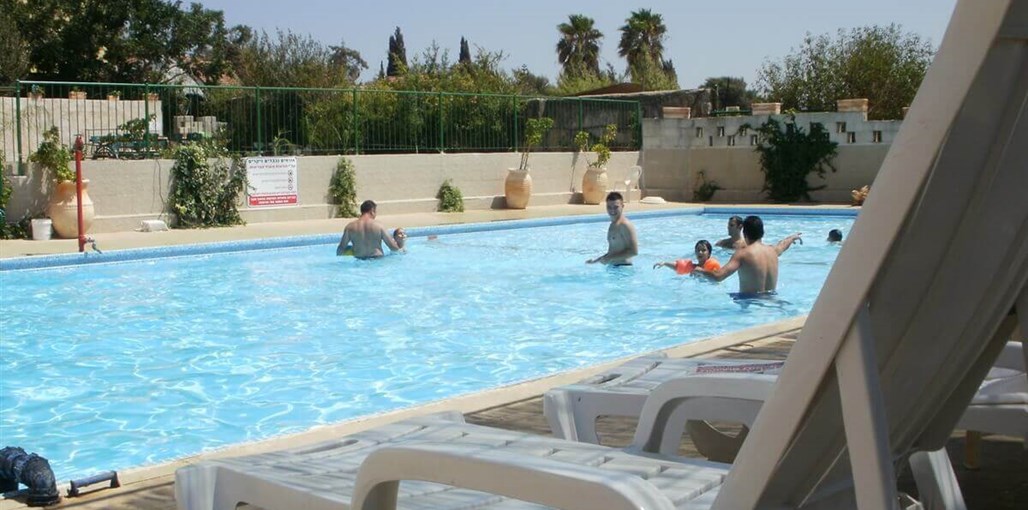 "אלסקה אין"-מלון בוטיק גלילי ייחודי בריכה וגן (2).JPG