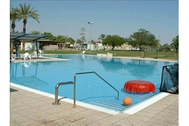 בקתה בערבה - הבריכה ביישוב