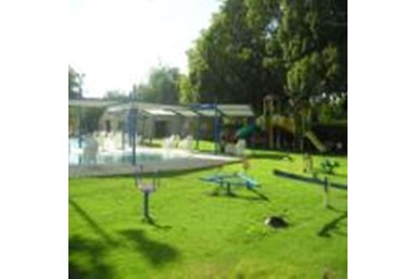 בקתה בערבה - הבריכה ביישוב