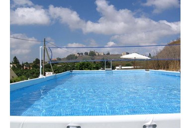 הפירמידה - הבריכה והחצר 