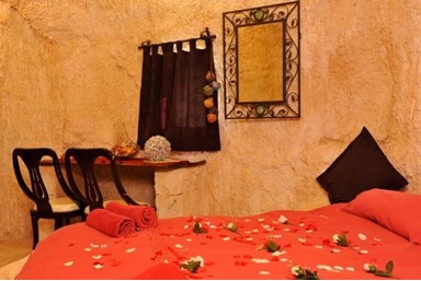 הפירמידה - המערות