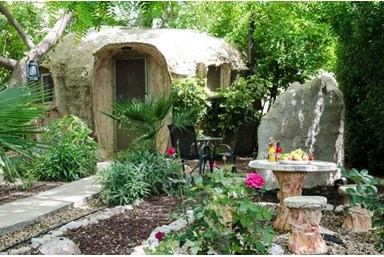 הפירמידה - המערות