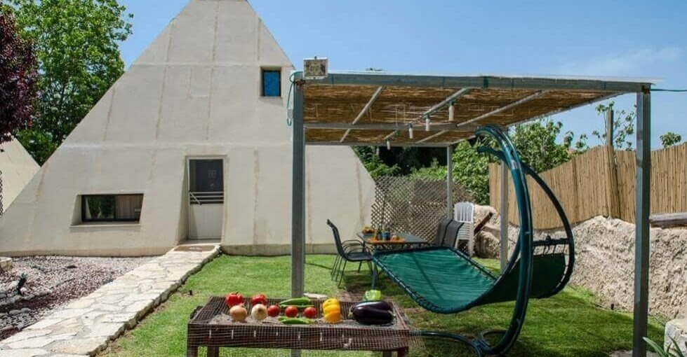 הפירמידה בריכה וחצר (1).jpg