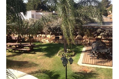 אלוני חן - החצר 