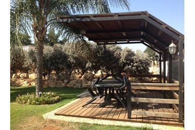 אלוני חן - החצר 