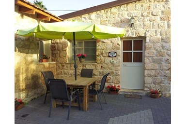 החצר של קובי - בקתות אבן רומנטיות - בקתת תאנה