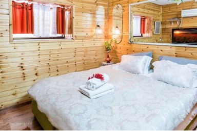 בין עצי הדובדבן