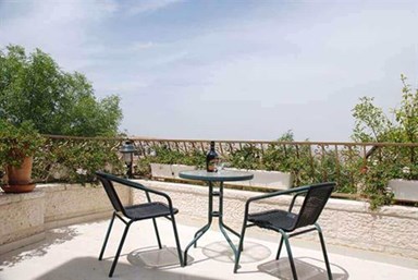 צימר ירושלים של זהב - החצר והנוף