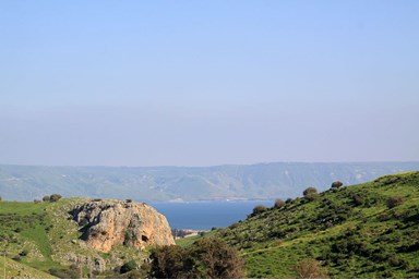 זריחה בכנרת - החצר והנוף