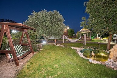 מרגנית בגליל - הבריכה והחצר