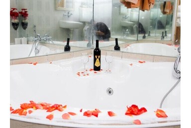 אצל רונית בג'קוזי