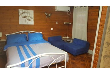 אצל רונית בג'קוזי - בקתות העץ