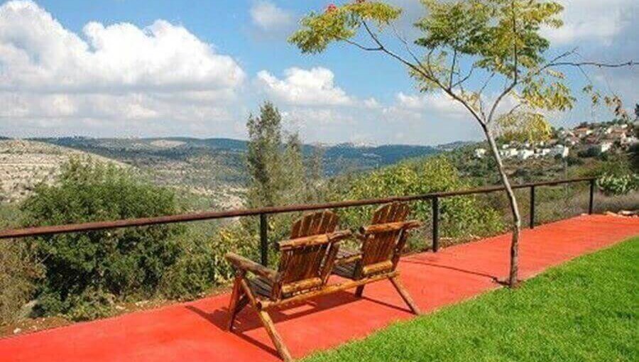 צימר בהר- גבעת יערים החצר4.jpg