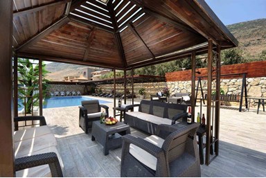 אביב הצפון - החצר והבריכה 