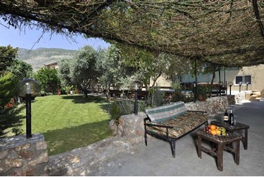 אביב הצפון - החצר והבריכה 