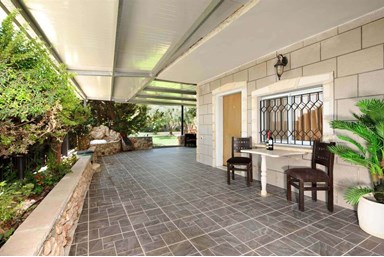 אביב הצפון - החצר והבריכה 