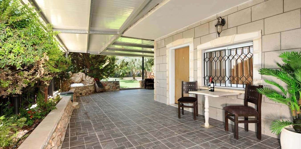 אביב הצפון חצר ובריכה (19).JPG